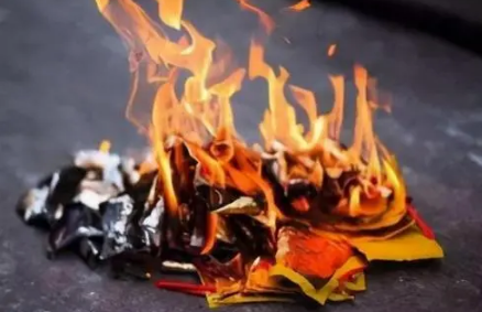 2022鬼节为什么要在路边烧纸(鬼节在路边烧纸是什么意思)