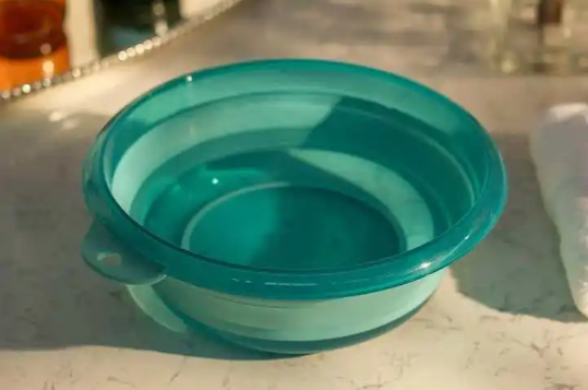 房间太热放一盆水能降温吗(夏天房间里放一盆水可以降温吗)