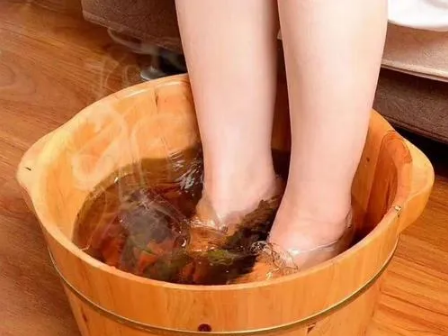 夏天泡脚出一身汗好吗(冬天泡脚出汗好吗)