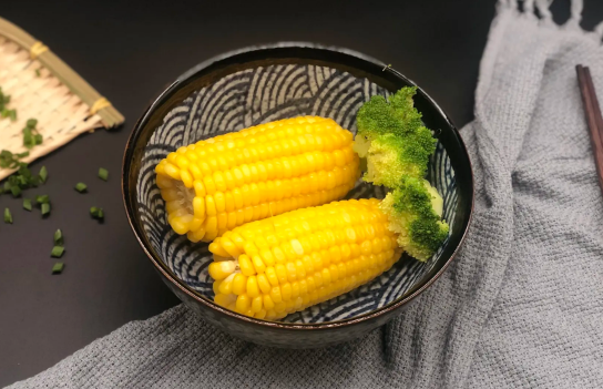甜玉米和糯米玉米哪个减肥效果好(糯玉米和甜玉米哪个更减肥)