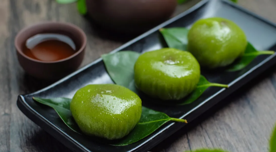 青团子的青汁用什么做才够青(青团里面的汁是用什么做的?)