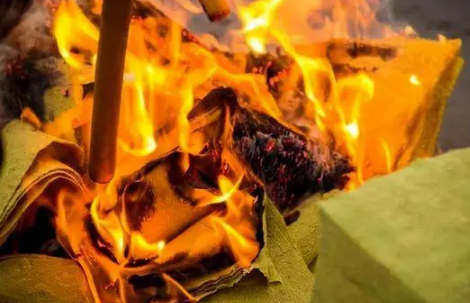 2022鬼节为什么要在路边烧纸(鬼节在路边烧纸是什么意思)