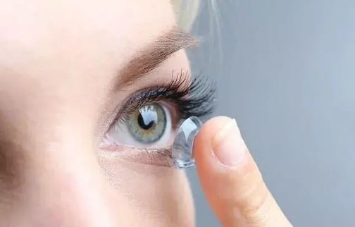 美瞳是正面贴近眼球还是反面贴近眼球(美瞳怎么看正反面)