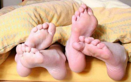 女孩子千万不要婚前同居有什么说法(女生应不应该婚前同居)