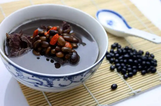 生发黑豆汤夏天喝还是冬天喝(夏天喝黑豆汤好不好)