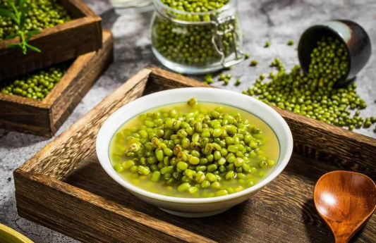 绿豆汤怎么煮才是绿色的汤色(怎样煮的绿豆汤是绿色的)