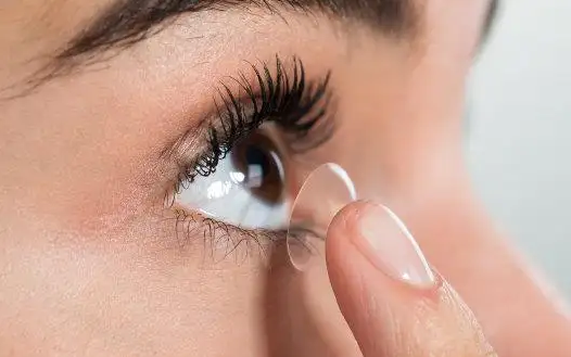 美瞳是正面贴近眼球还是反面贴近眼球(美瞳怎么看正反面)