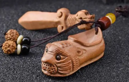 大门放什么可以防小人(门口放小人)