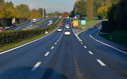 高速撞到异物要报警吗(高速上撞上异物怎么处理)