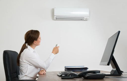 夏天空调往上吹省电还是往下吹省电(夏天空调往上吹好还是往下吹好)