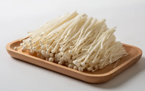 金针菇变得有点黄了可以吃吗(金针菇有点黄了能吃吗)