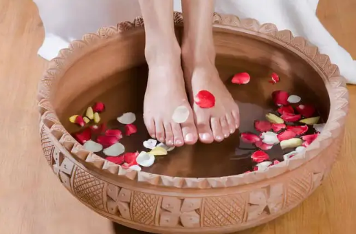 夏天泡脚出一身汗好吗(冬天泡脚出汗好吗)