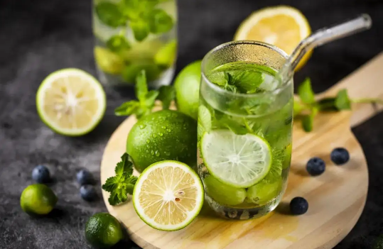 薄荷泡水用开水还是冷水泡(薄荷能用冷水泡吗)