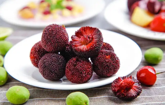 杨梅一天吃一斤一个人好吗(杨梅一次可以吃多少斤)