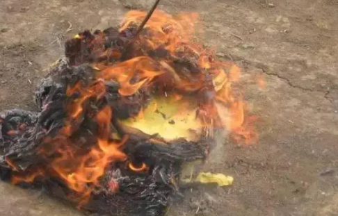 2022鬼节为什么要在路边烧纸(鬼节在路边烧纸是什么意思)