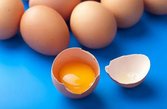 鸡蛋只要不散黄就没过期吗(鸡蛋多久会散黄)