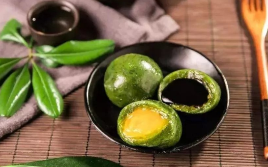 青团子的青汁用什么做才够青(青团里面的汁是用什么做的?)