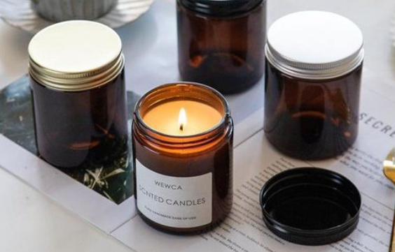 开空调点香薰蜡烛会中毒吗(开空调点蜡烛对人体有害吗)