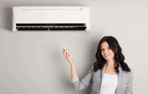 开空调开一点窗户浪费电吗(门窗都开着开空调浪费电吗?)