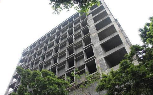 政府会管烂尾楼吗(政府为什么不接手烂尾楼)