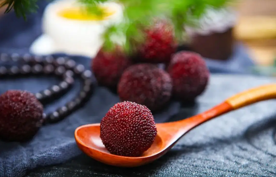 吃过杨梅舌头上有颜色正常吗(吃完杨梅舌头会紫色好几天吗) 吃过杨梅舌头上有颜色正常吗(吃完杨梅舌头会紫色好几天吗)