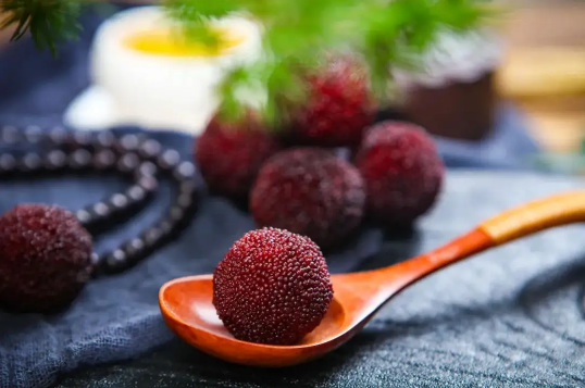 杨梅核吞进肚子会打灰尘吗(误吞了杨梅核怎么办)