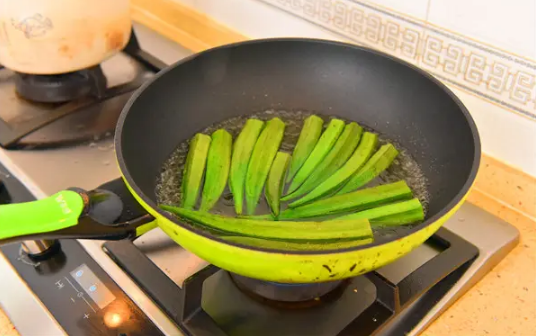 秋葵焯水需要放油吗(秋葵用不用焯水?)