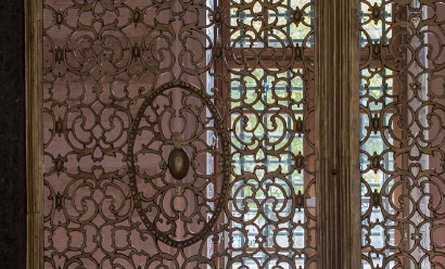 屏风一定要比入户门宽吗(入户玄关屏风是不是比门宽)