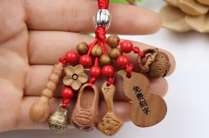 大门放什么可以防小人(门口放小人)