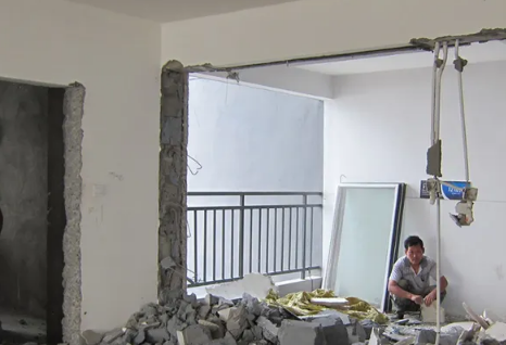 楼下拆了承重墙楼上会掉下去吗(楼下把承重墙拆了)