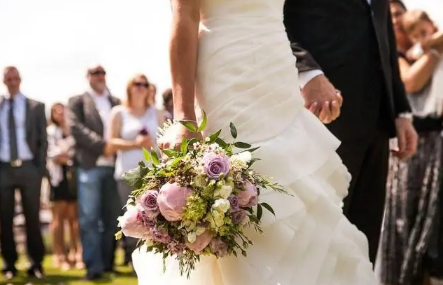 刚结婚晚上出门可以吗(结婚后晚上不能出门吗)