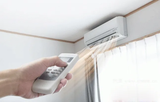 夏天空调往下打凉快还是往上打凉快(夏天的空调应该往上打还是往下打)