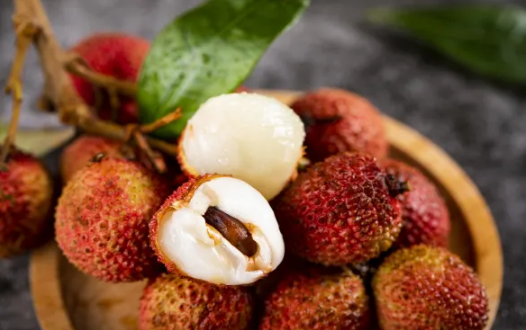 荔枝吃几颗是正常(荔枝每天吃多少颗)