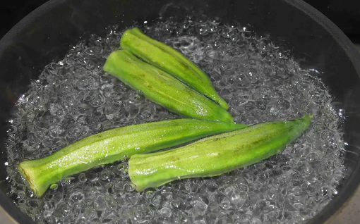 秋葵焯水需要放油吗(秋葵用不用焯水?)