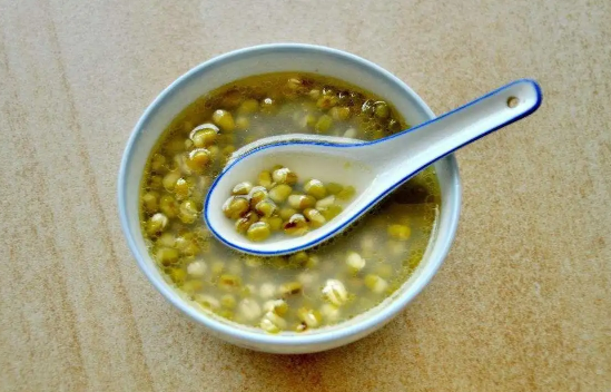 绿豆汤怎么煮才是绿色的汤色(怎样煮的绿豆汤是绿色的)