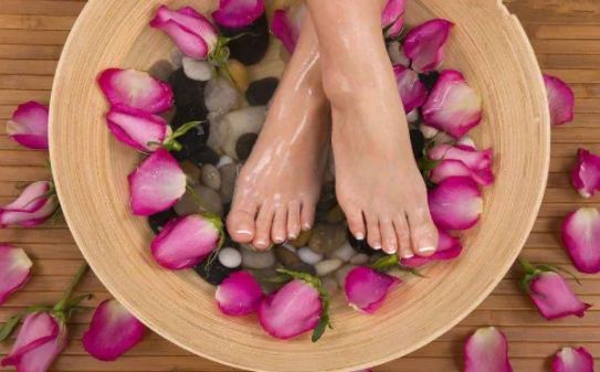 夏天泡脚出一身汗好吗(冬天泡脚出汗好吗)