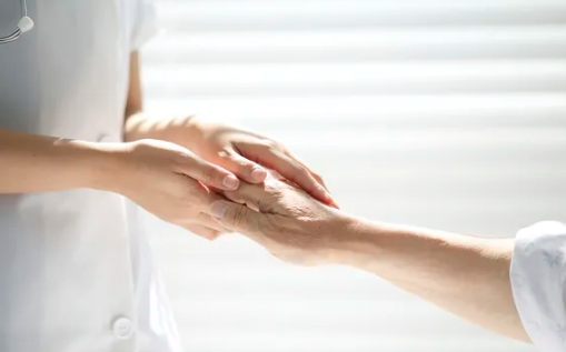 年轻人得带状疱疹要警惕什么病吗(年轻人的带状疱疹是如何引起的)