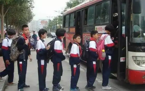 学生公交卡满18岁还能用吗(学生公交卡超过18周岁)