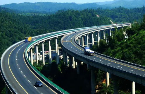 高速撞到异物要报警吗(高速上撞上异物怎么处理) 高速撞到异物要报警吗(高速上撞上异物怎么处理)