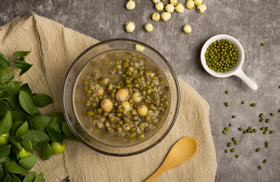 绿豆汤怎么煮才是绿色的汤色(怎样煮的绿豆汤是绿色的)