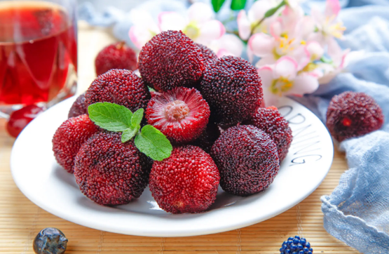 杨梅核吞进肚子会肚子疼吗(吃杨梅核肚子痛怎么办)