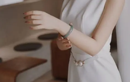 戴玉有什么好处(胸前戴玉有什么好处)