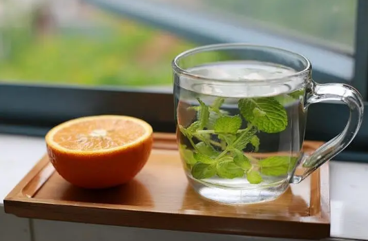 湿气重的人可以喝薄荷叶泡水吗(体内有湿气的人可以喝荷叶茶吗?)