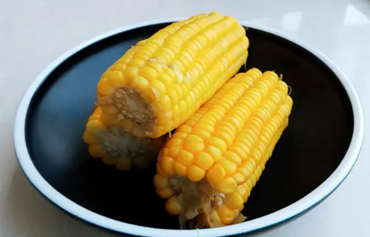 甜玉米整个水煮要煮几分钟(甜水煮玉米要多久)