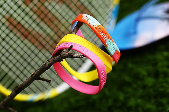 驱蚊手环晚上可以放在床头吗(床边放什么可以驱蚊)