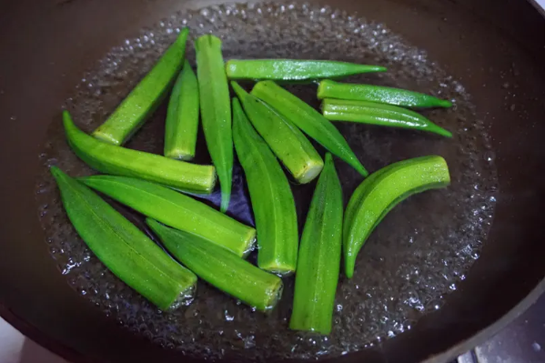 秋葵焯水切开还是不切(秋葵切好了用水焯可以吗)