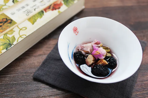 桑葚干可以和玫瑰花一起泡吗(玫瑰花和干桑葚泡水可以吗) 桑葚干可以和玫瑰花一起泡吗(玫瑰花和干桑葚泡水可以吗)