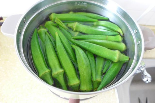 秋葵是焯水后再切还是切之后再焯水(秋葵整个焯水还是切开)