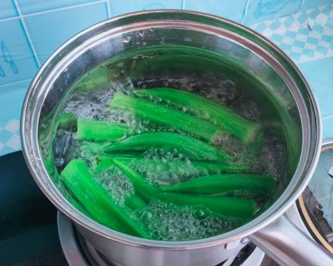 秋葵可以不焯水直接炒着吃吗(秋葵必须焯水才能炒吗) 秋葵可以不焯水直接炒着吃吗(秋葵必须焯水才能炒吗)