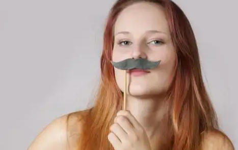 女孩子用刮眉刀可以刮胡子吗(女生的小胡子能用刮眉刀刮吗)